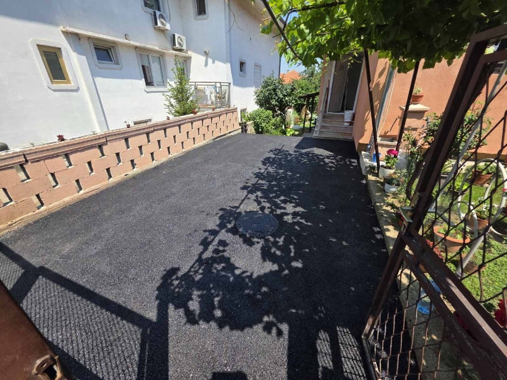Asfaltirano privatno dvorište i prilaz sa betonskim ivicama i urednim spojevima
