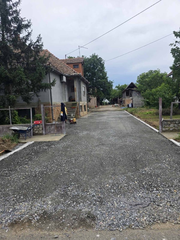 Pripremljena podloga sa tamponom i ivičnjacima pre asfaltiranja