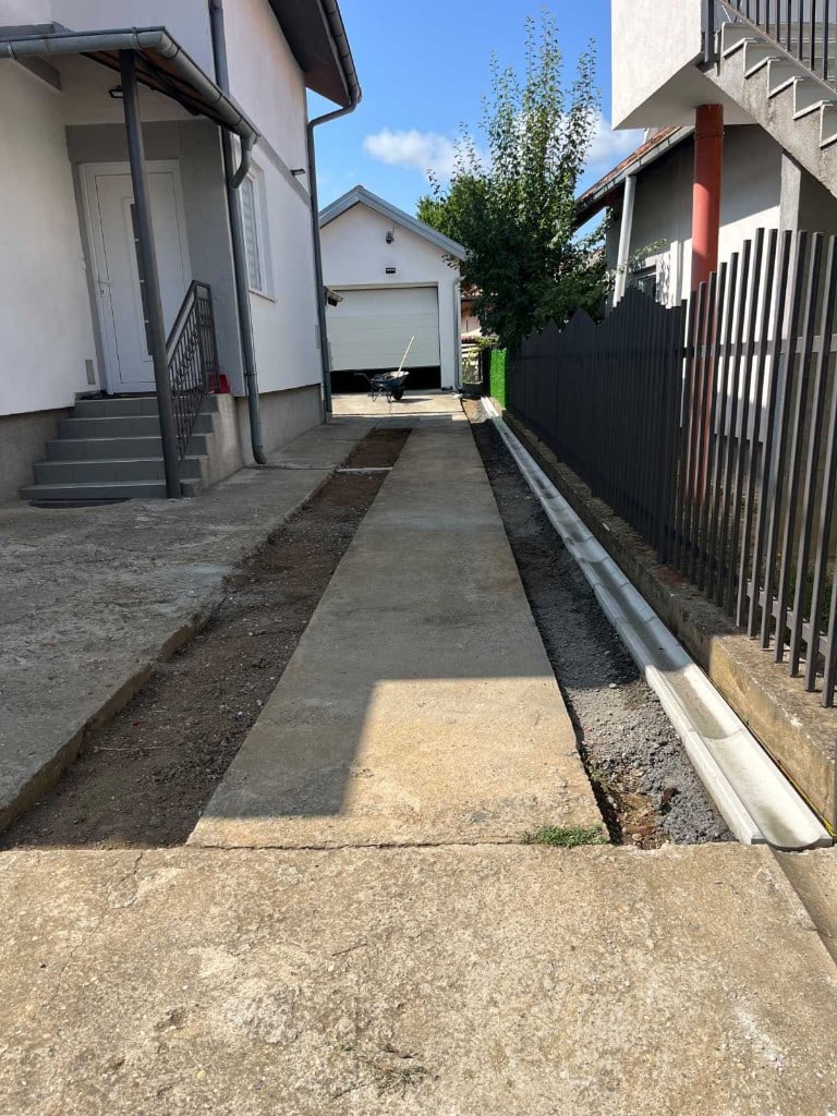 Pripremljena staza sa betonskim ivičnjacima pre asfaltiranja
