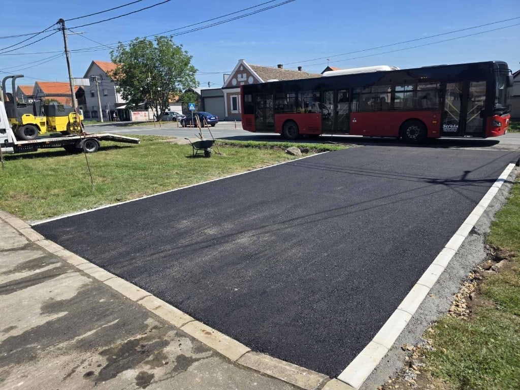 Asfaltirani parking i prilaz sa betonskim ivičnjacima