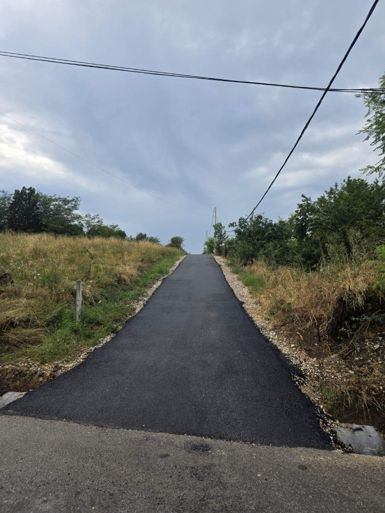 Sveža asfaltna površina nakon radova na prilazu